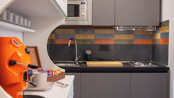 Réfrigérateur, micro-ondes, plaque de cuisson, lave-vaisselle