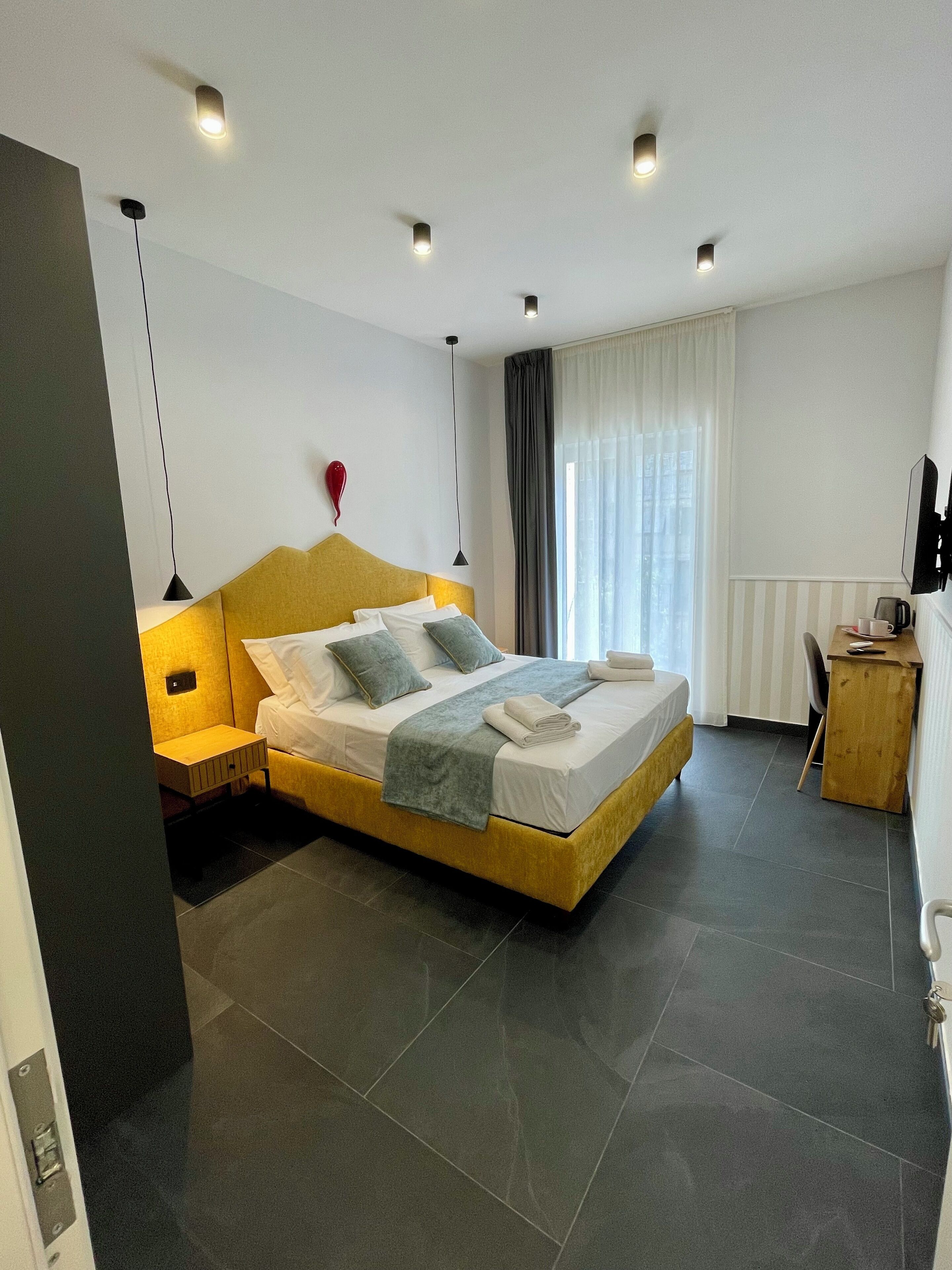 4 camere, una scrivania, ferro/asse da stiro, Wi-Fi gratuito