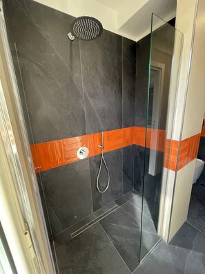 Douche, sĂšche-cheveux, bidet, serviettes fournies
