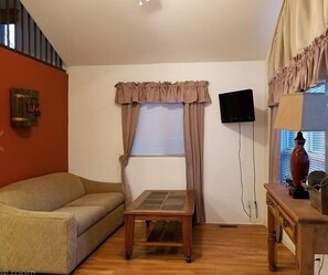 Cabane, 1 chambre | Coin séjour | TV connectée