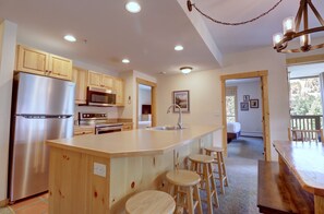 専用キッチン | 冷蔵庫、オーブン、コーヒー / ティーメーカー、トースター