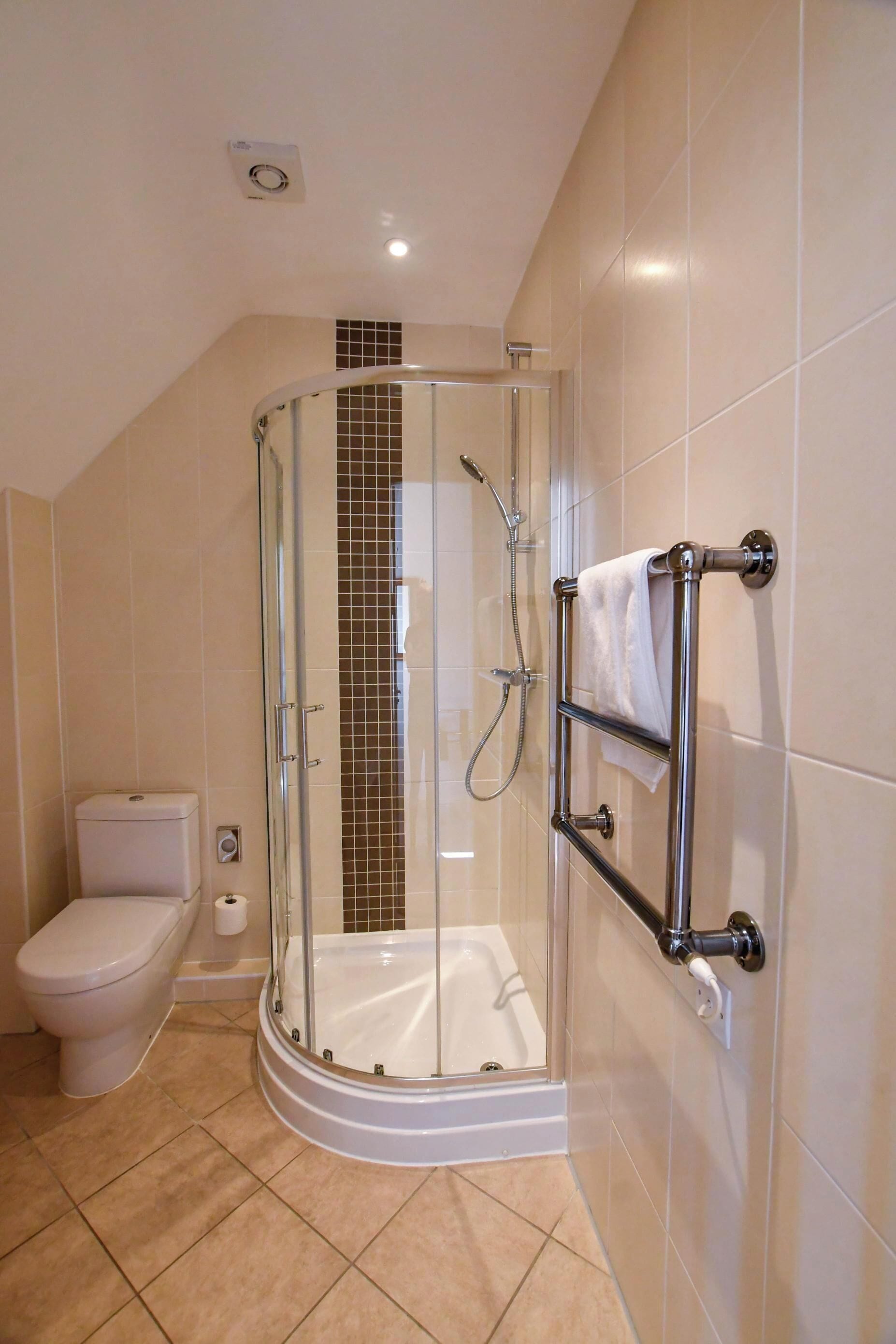 Quarto casal, para não fumantes, banheiro privativo | Banheiro | Chuveiro, toalhas de banho, sabonete, shampoo