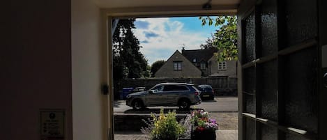 Chambre Double, non-fumeurs, salle de bains privée | Coffres-forts dans les chambres, bureau