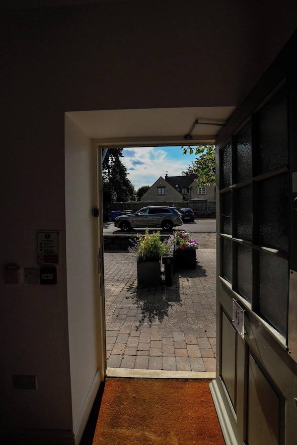 Double Room, Non Smoking, Private Bathroom | Peti besi dalam bilik, meja, ruang kerja komputer riba