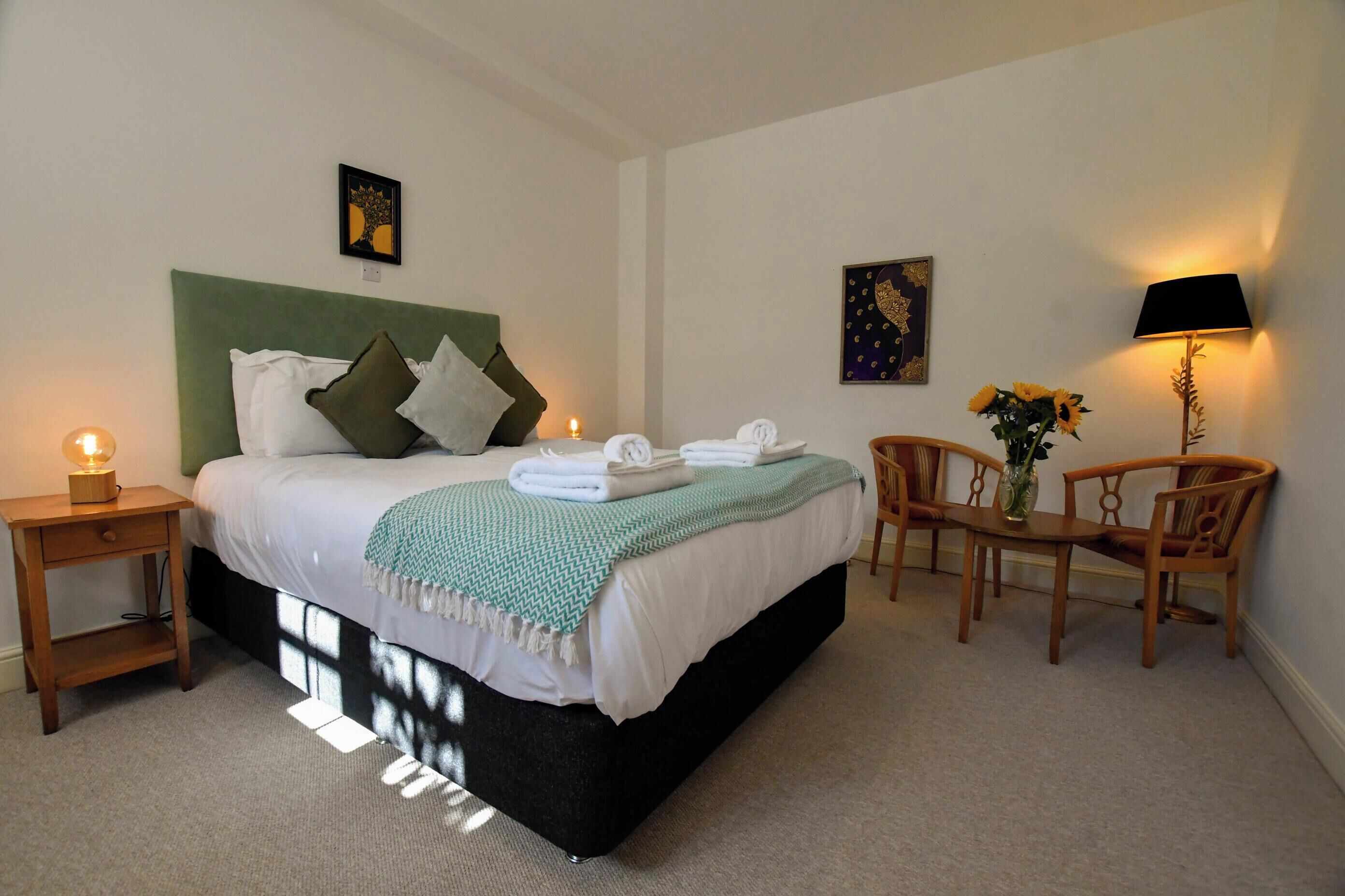 Quarto casal, para não fumantes, banheiro privativo | Cofres nos quartos, escrivaninha, espaço de trabalho para notebook