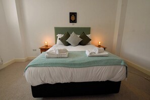 Quarto casal, para não fumantes, banheiro privativo | Cofres nos quartos, escrivaninha, espaço de trabalho para notebook