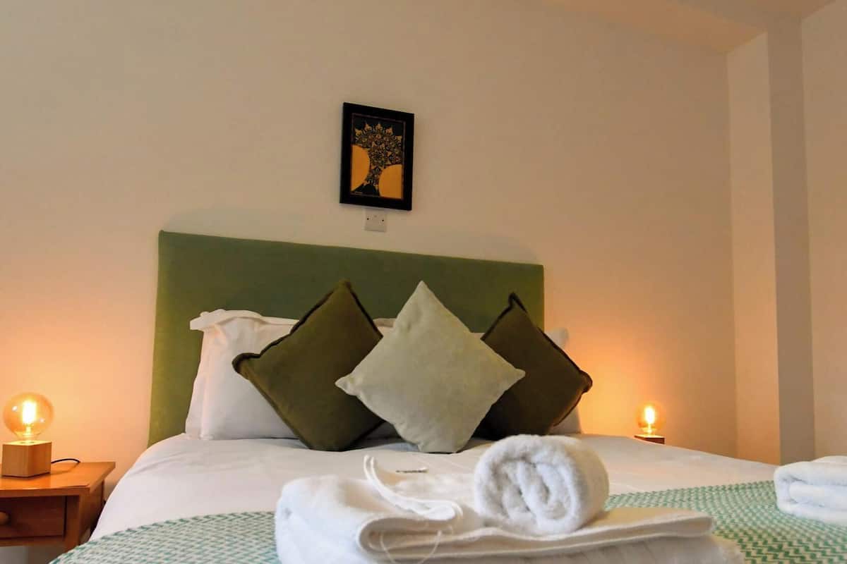 Zimmersafe, Schreibtisch, laptopgeeigneter Arbeitsplatz