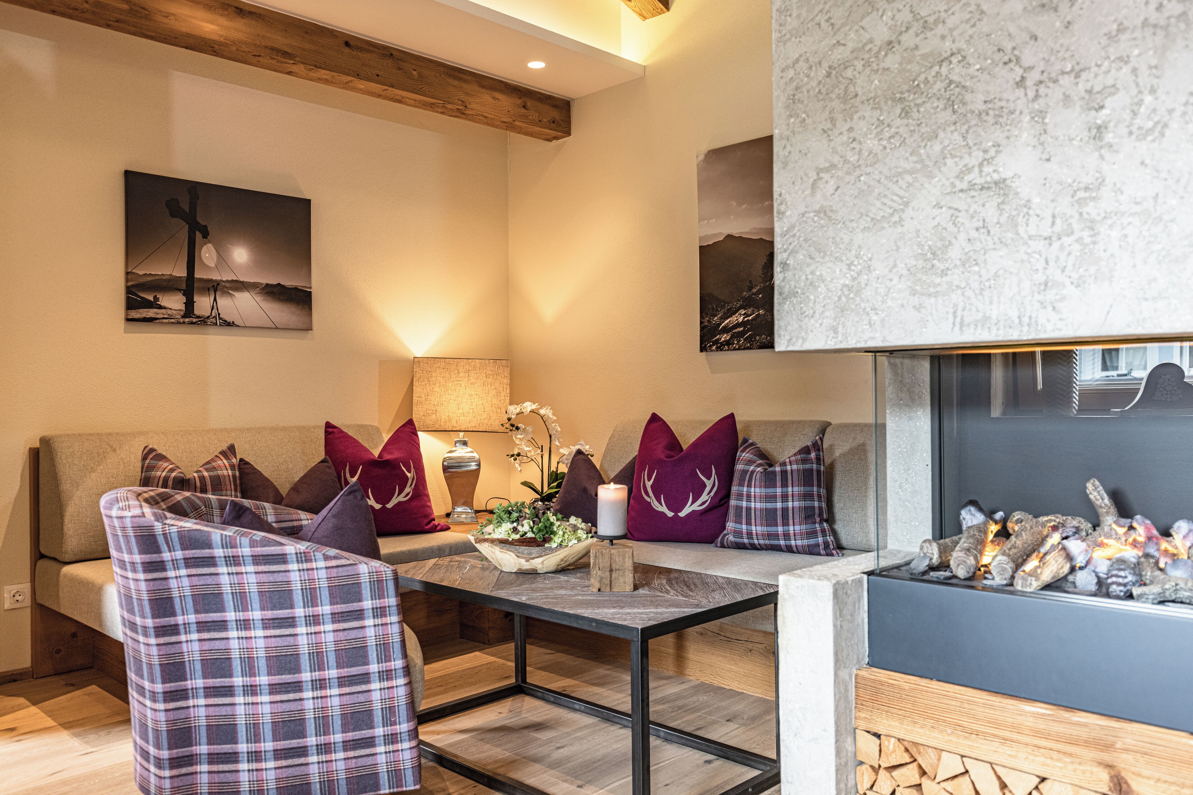 Premium-Penthouse, Bergblick | Wohnbereich | 30-Zoll-Flachbildfernseher mit Satellitenempfang, Bücher