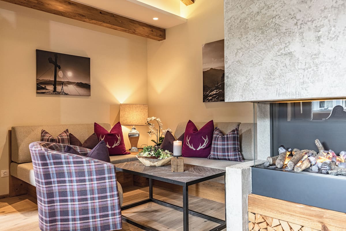 Premium-Penthouse, Bergblick | Wohnbereich | 30-Zoll-Flachbildfernseher mit Satellitenempfang, Bücher