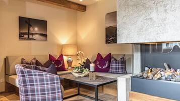 Premium-Penthouse, Bergblick | Wohnbereich | 30-Zoll-Flachbildfernseher mit Satellitenempfang, Bücher