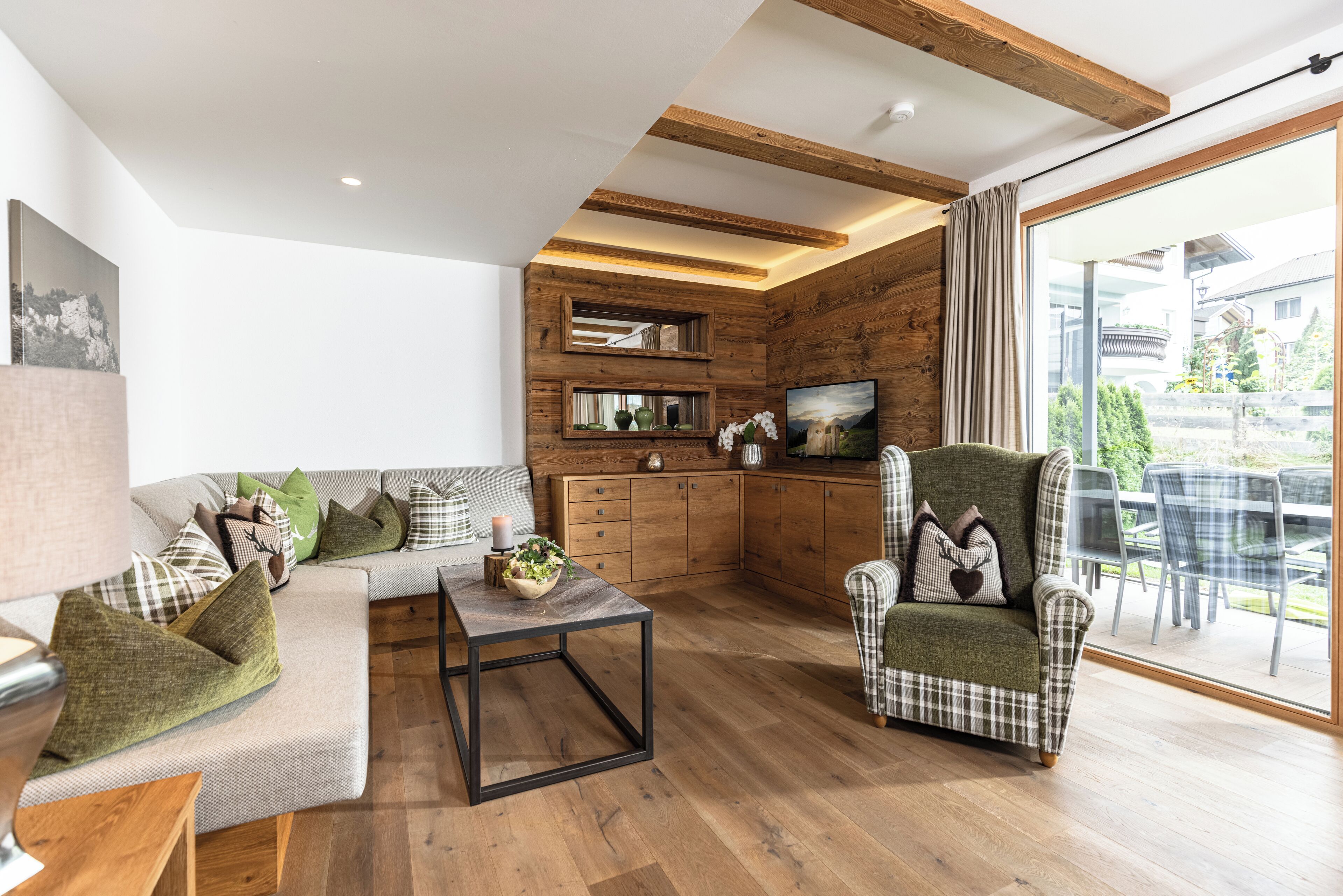 Deluxe-Apartment, Haustiere gestattet, Gartenblick | Wohnbereich | 30-Zoll-Flachbildfernseher mit Satellitenempfang, Bücher