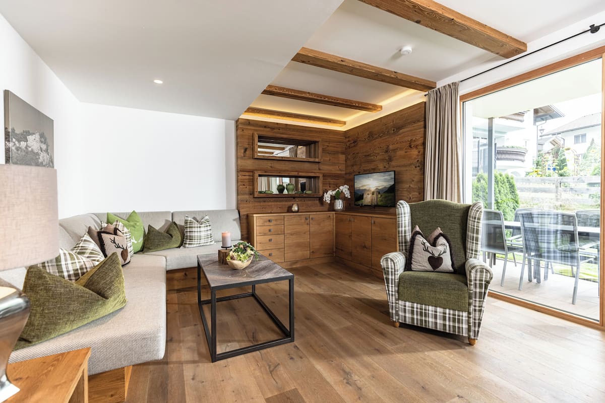 Deluxe-Apartment, Haustiere gestattet, Gartenblick | Wohnbereich | 30-Zoll-Flachbildfernseher mit Satellitenempfang, Bücher