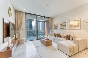 Luxe appartement, uitzicht op het water | Woonruimte | Een 55-inch smart-tv met digitale zenders