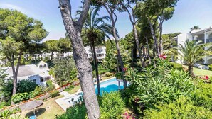 Ein Resort mit Swimmingpool, üppiger Bepflanzung und mehreren Gebäuden.