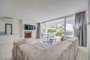 Televisión y chimenea 