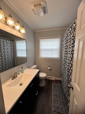 Dusj, hårføner, håndklær og såpe