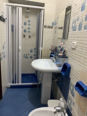Dusche, Haartrockner, Bidet, Handtücher