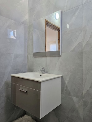 Douche, sèche-cheveux, serviettes fournies, savon