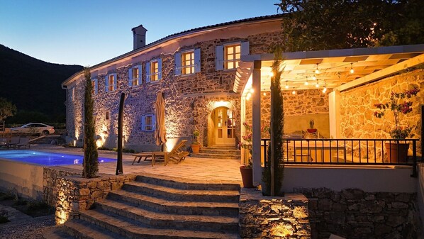Exterior - Villa Castello di Papa – Luxury, Tradition, and Breathtaking Views in One - private pool, sauna, bocce court (Veprinac)