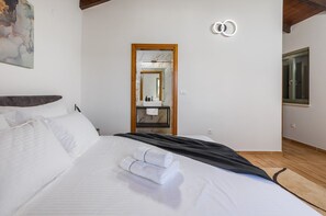 4 habitaciones, tabla de planchar con plancha, wifi y ropa de cama 