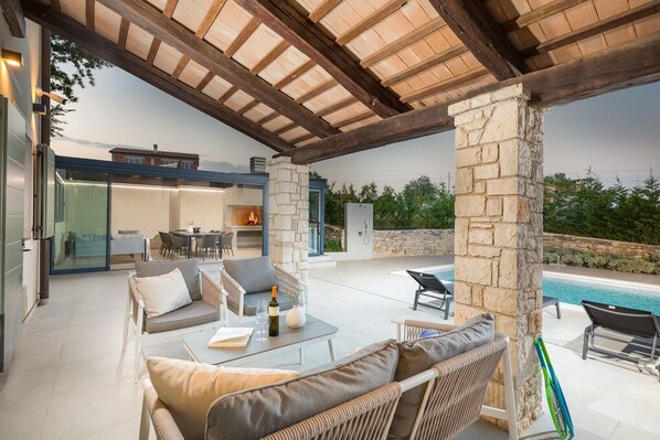 Outdoor dining - Villa Philia – Your Tranquil Getaway with a Private Pool (Butkovici)