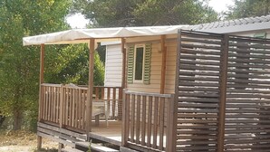 A small wooden cabin with a porch and steps leading up to it. - Mobilhome des gorges du verdon (Montagnac-Montpezat)