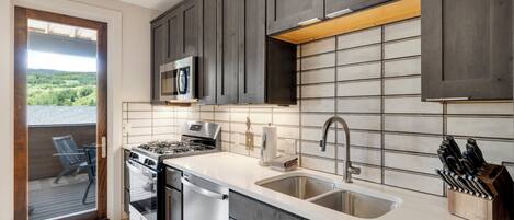 Micro-ondes, plaque de cuisson, lave-vaisselle, cafetière/bouilloire