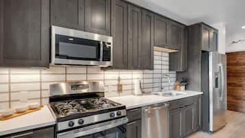 Microondas, parrilla de estufa, lavavajillas y cafetera y tetera