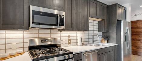 Four Ă micro-ondes, surface de cuisson, lave-vaisselle