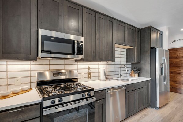 Microwave, stovetop, dishwasher, coffee/tea maker