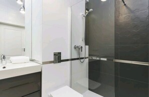 Asciugacapelli, asciugamani, sapone, carta igienica