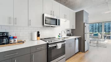 Business Apartment, City View | Private kitchen | Fridge, microwave, oven, stovetop