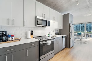 Business Apartment, City View | Private kitchen | Fridge, microwave, oven, stovetop