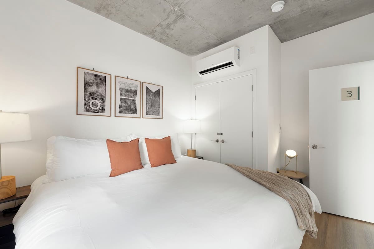 Hypo-allergenic bedding, iron/ironing board, travel cot, free WiFi