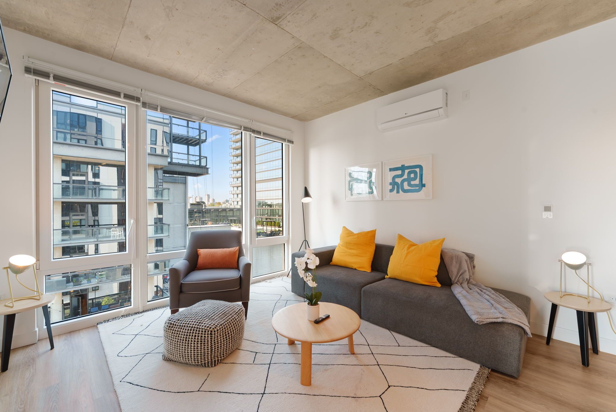 Deluxe appartement, uitzicht op stad | Woonruimte | Een 75-inch smart-tv met digitale zenders, Netflix en streamingdiensten