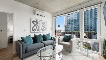 Business-Apartment, Stadtblick | Wohnbereich | 75-Zoll-Smart-TV mit Digitalempfang, Netflix, Streaming-Dienste