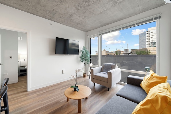 Departamento familiar, vista a la ciudad | Área de sala de estar | Smart TV de 75 pulgadas con canales digitales y Netflix