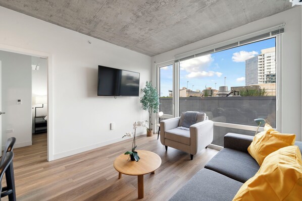 Appartement Familial, vue ville | Coin séjour | TV connectée de 75 pouces avec chaînes numériques, Netflix