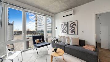 Apartemen Comfort, pemandangan kota | Area keluarga | Smart TV 75-inci dengan saluran TV digital dan Netflix