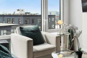 Business Apartment, City View | Ruang tamu | 75 inci sebuah televisyen pintar dengan digital, Netflix