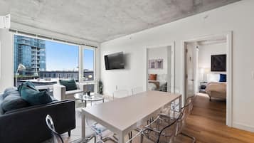 Business appartement, uitzicht op de stad | Dineren op de kamer