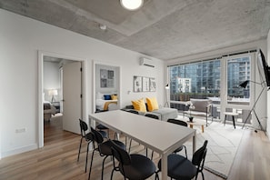 Grand Apartment, City View | In-room dining