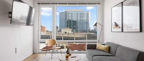 Appartement Standard, vue sur la ville | Aire de séjour | Téléviseur connecté de 75 po avec télévision numérique, Netflix