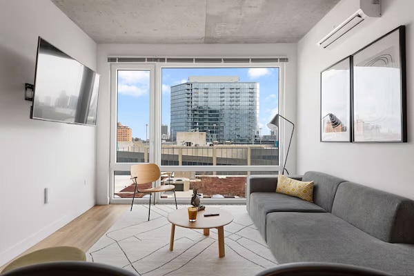 Standard-Apartment, Stadtblick | Wohnbereich | 75-Zoll-Smart-TV mit Digitalempfang, Netflix, Streaming-Dienste