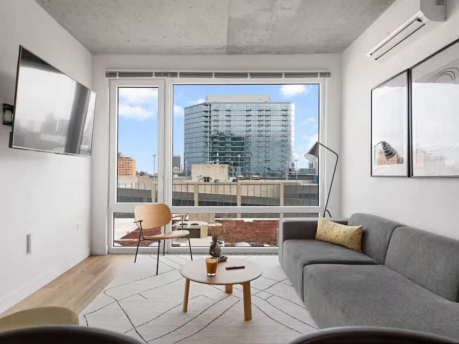 Apartamento estándar, vistas a la ciudad | Zona de estar | Smart TV de 75 pulgadas con canales digitales, Netflix