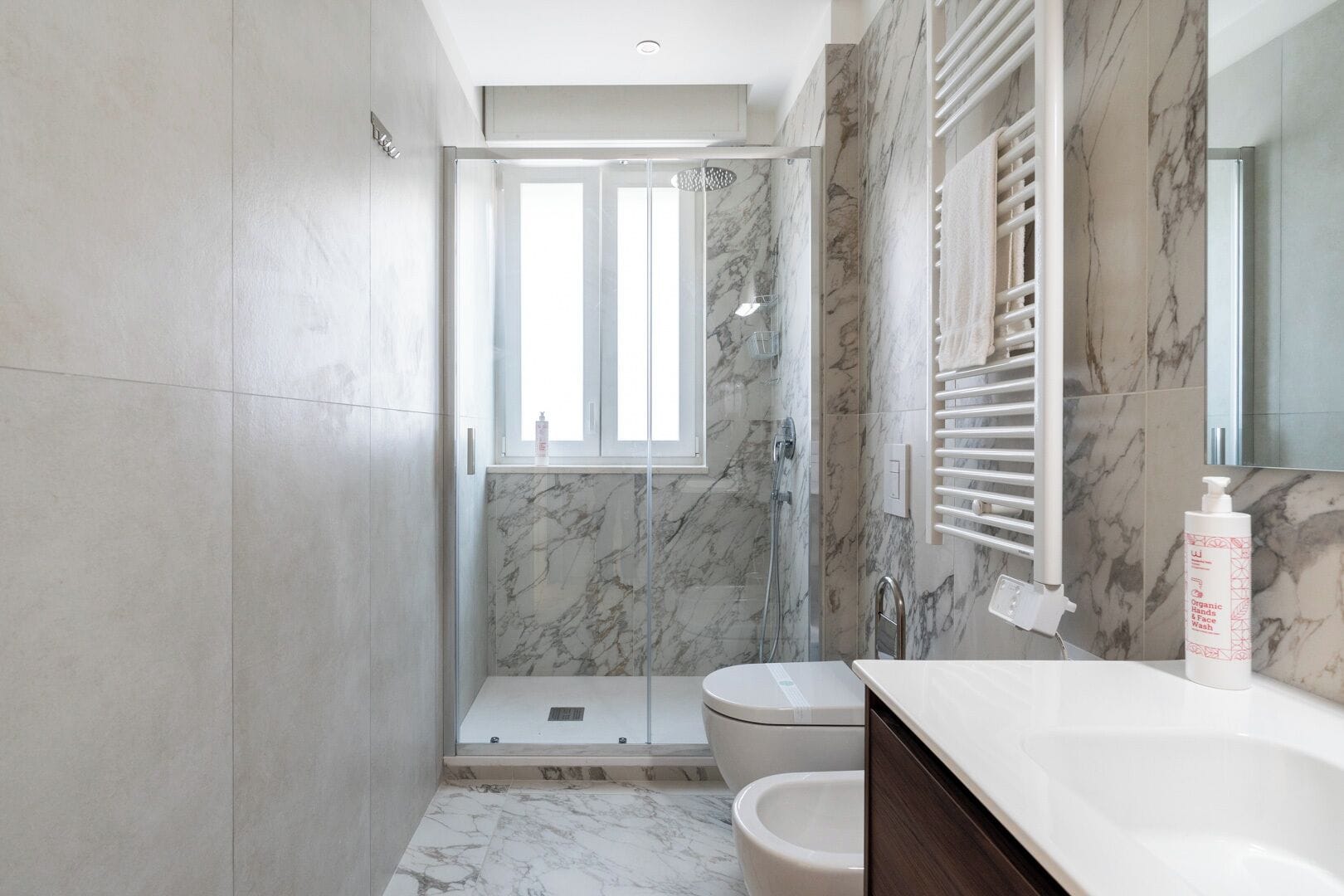 Quarto clássico, vista para a cidade | Banheiro | Secador de cabelo, toalhas de banho, sabonete, shampoo