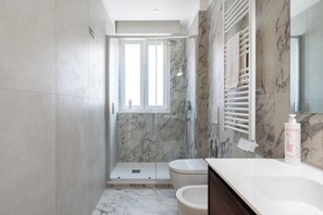Classic Room, City View | Bathroom | Hair dryer, towels, soap, shampoo