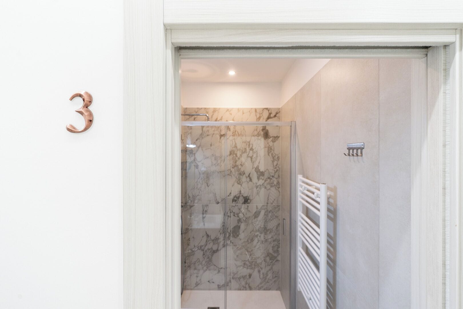 Habitación Confort, vista a la ciudad | Baño | Secadora de cabello, toallas, jabón, shampoo 