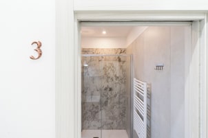 Camera Comfort, vista città | Bagno | Asciugacapelli, asciugamani, sapone, shampoo