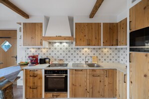 Fridge, microwave, oven, stovetop - Apartment 'Walcher Alm' with Lake View, Shared Terrace and Wi-Fi (Höslwang)